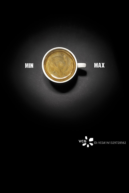 咖啡创意概念上的空白黑色背景图片素材