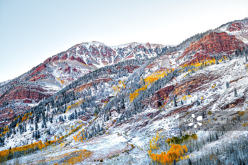 在科罗拉多州的阿斯彭，栗色钟红色山峰被冰雪覆盖后的冬季风暴冻结在秋天秋天十月季节的变化图片素材
