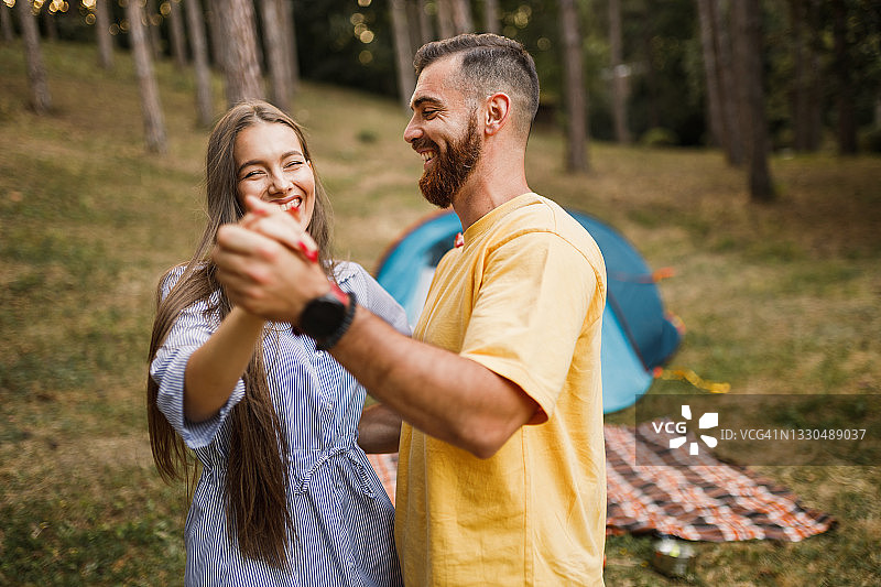 年轻幸福的夫妇在户外露营的照片图片素材