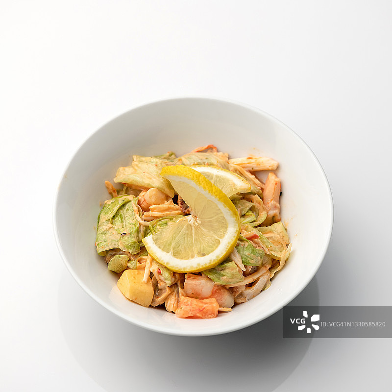 新鲜蔬菜配虾和奶油酱。泛亚洲美食，辛辣食物盘孤立在白色背景上图片素材