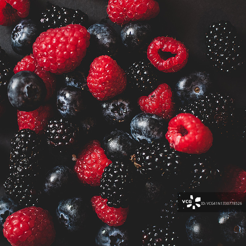 健康甜美的新鲜黑莓，蓝莓和树莓图片素材