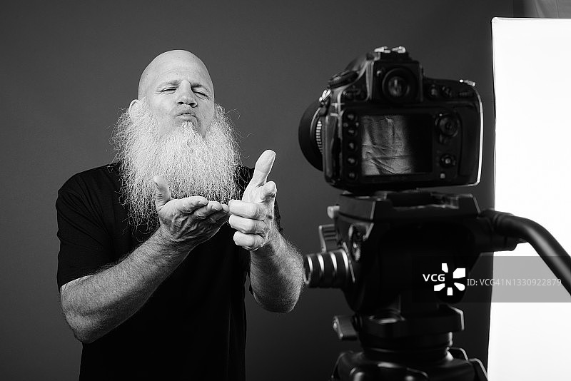 成熟的秃头留着长胡子的黑白色视频狂图片素材