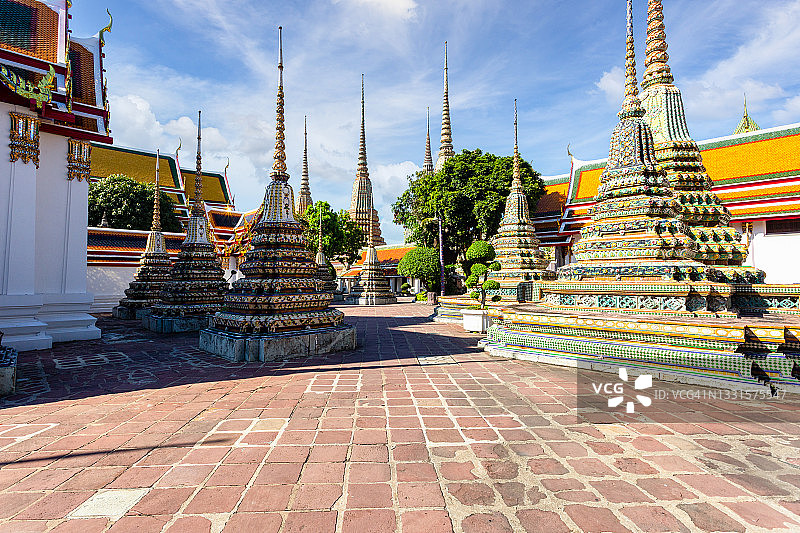 在阳光明媚的日子里，曼谷的卧佛寺(Wat Pho Temple)图片素材