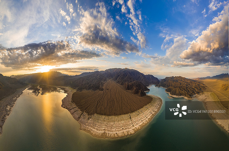 吉尔吉斯斯坦干旱的Orto-Tokoy水库鸟瞰图。气候变化、干旱图片素材