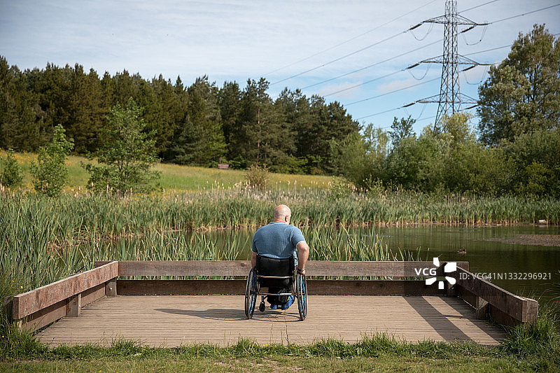坐轮椅的成熟男人欣赏风景图片素材