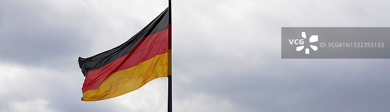 德国国旗与多云的天空图片素材