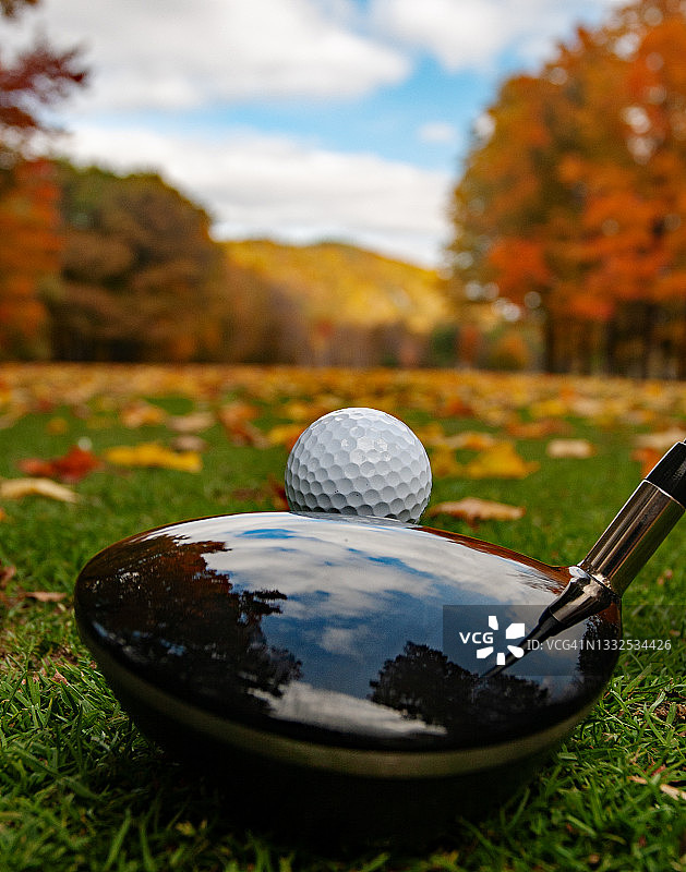 在美国新罕布什尔州的秋天，高尔夫球司机准备击球图片素材