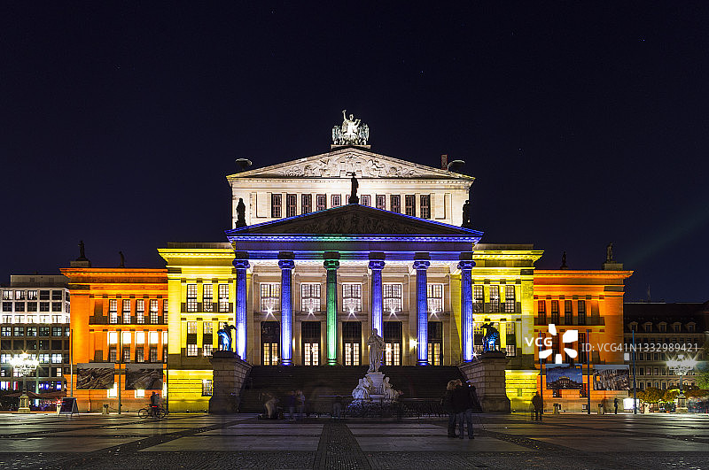 德国柏林，宪兵队市场灯节期间的Konzerthaus图片素材