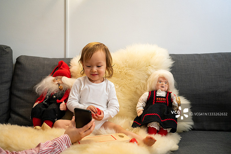 小女孩和洋娃娃的合影图片素材