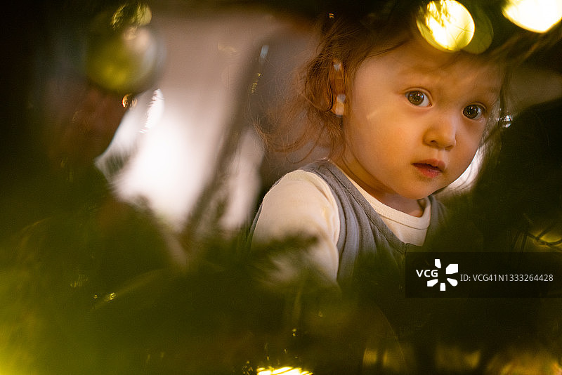 圣诞树旁可爱的小女孩图片素材