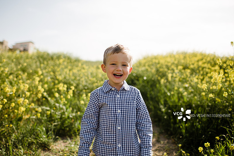 在圣地亚哥的野花地里笑的小男孩图片素材
