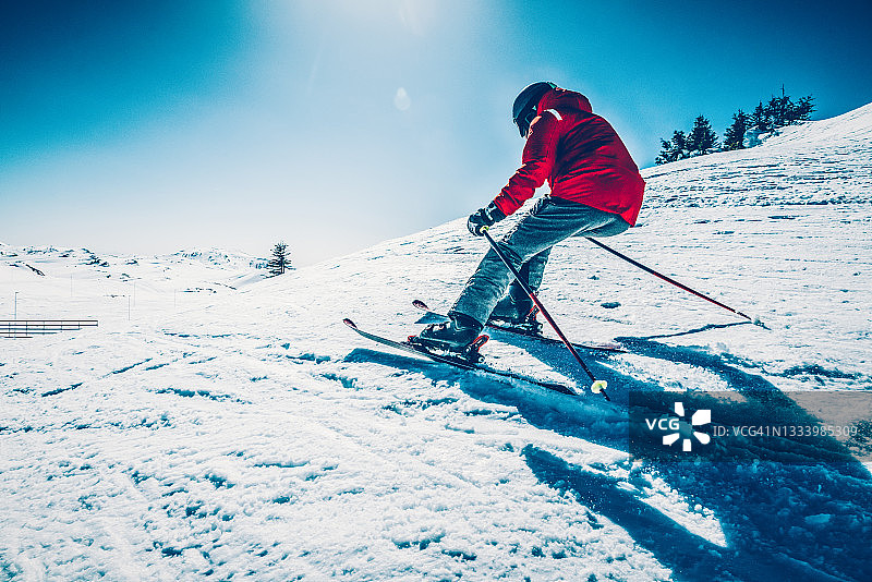 年轻的滑雪者在波斯尼亚和黑塞哥维那的Jahorina滑雪场滑雪图片素材
