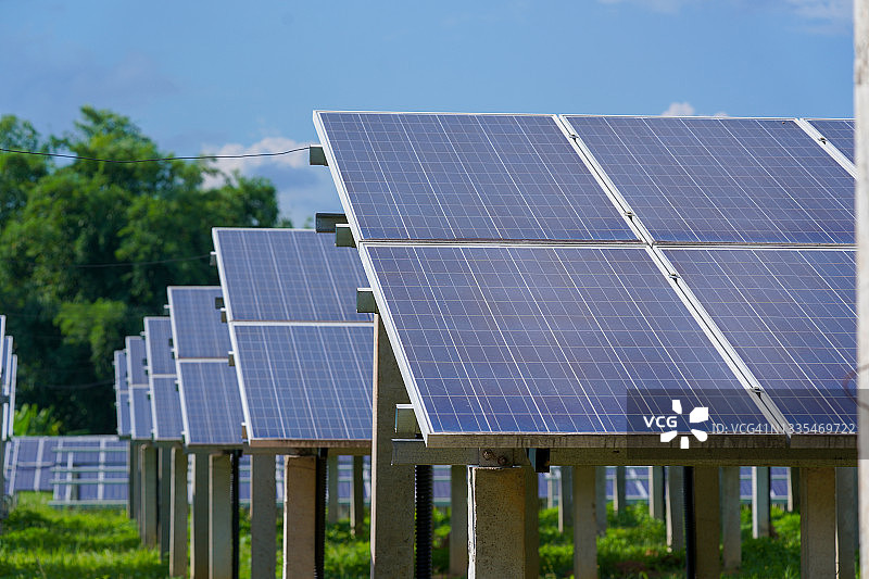 太阳能电池板，光伏，太阳能电池板系统从太阳发电。图片素材