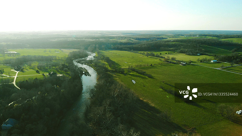 郁郁葱葱的绿色草地农场和农场农业区从詹姆斯河盆地在密苏里州西南部照片系列图片素材