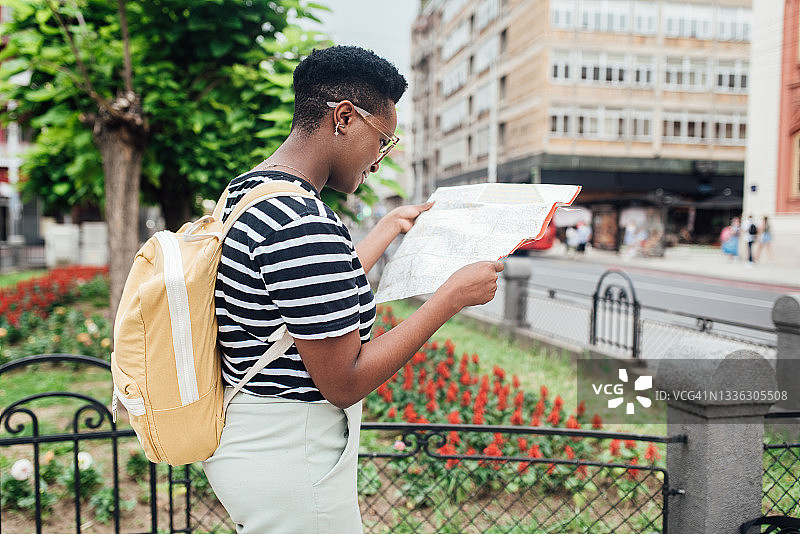 一个非洲裔美国女孩用地图探索城市的旅程图片素材