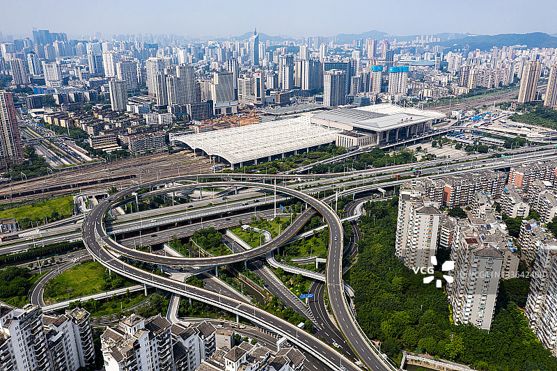 这是连接城市的三维高架桥的鸟瞰图图片素材