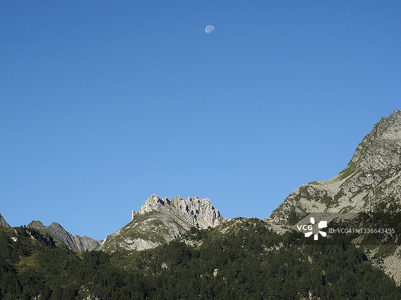 月亮在Pizzo Colombe山，Blenio山谷附近Passo del Lucomagno或Cuolm Lucmagn， (Lukmanier Pass)，瑞士提契诺州。图片素材