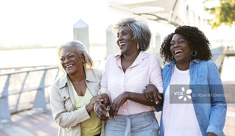 三名非裔美国妇女边走边笑图片素材