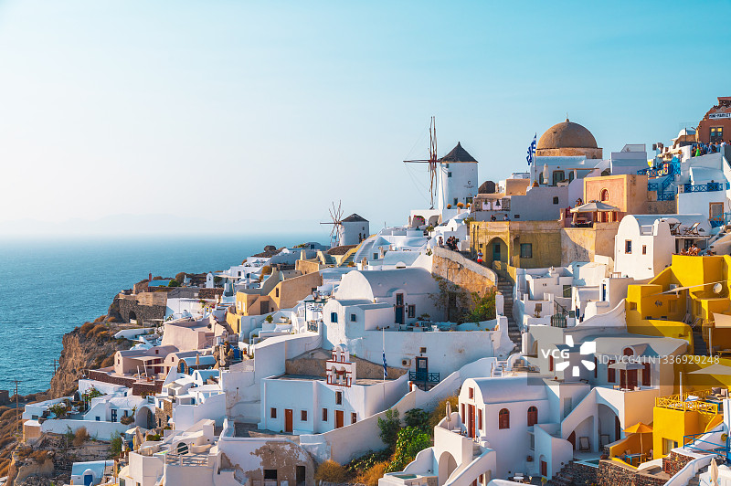 希腊圣托里尼岛伊亚岛色彩斑斓的建筑图片素材