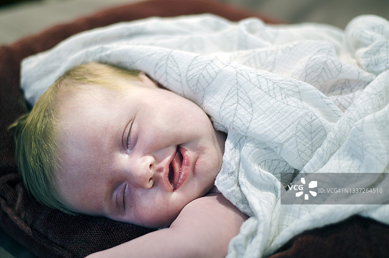 微笑的新生儿睡觉图片素材