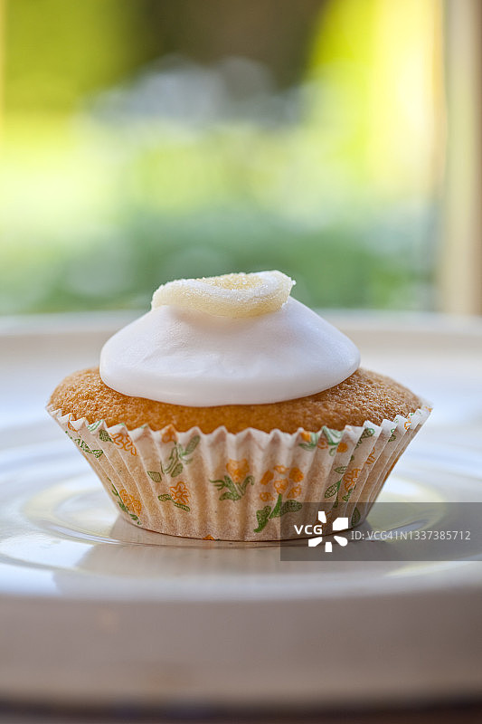 一个自制的柠檬冰镇仙女蛋糕在乡村的家庭厨房设置的特写镜头图片素材