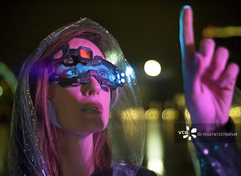 女性戴着虚拟现实眼镜触摸虚拟现实世界图片素材