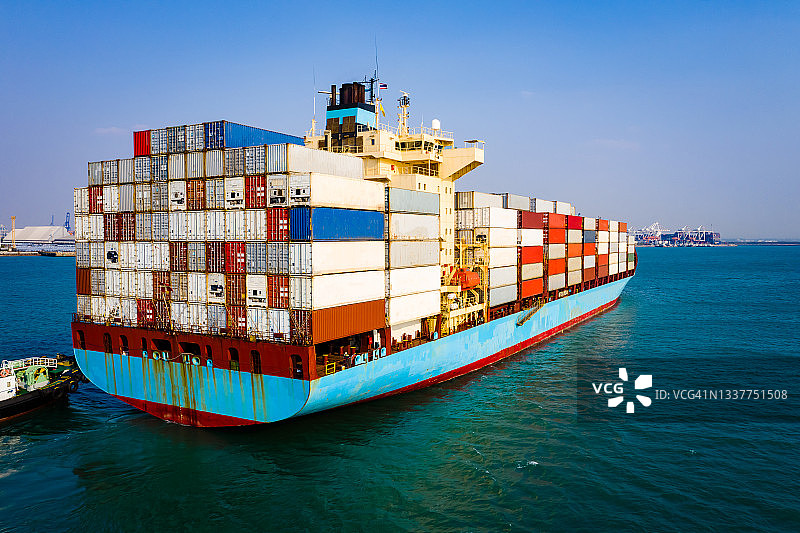 海运货物集装箱业务服务进出口国际运输开阔的海洋景观鸟瞰蓝天背景从无人机图片素材