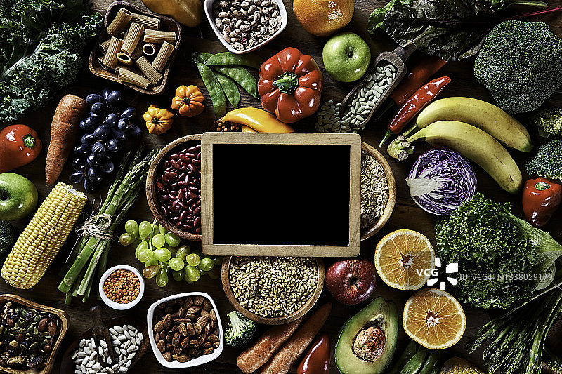 在质朴的木桌上膳食纤维新鲜素食和豆类的顶部视图。健康食品主题与复制空间。图片素材