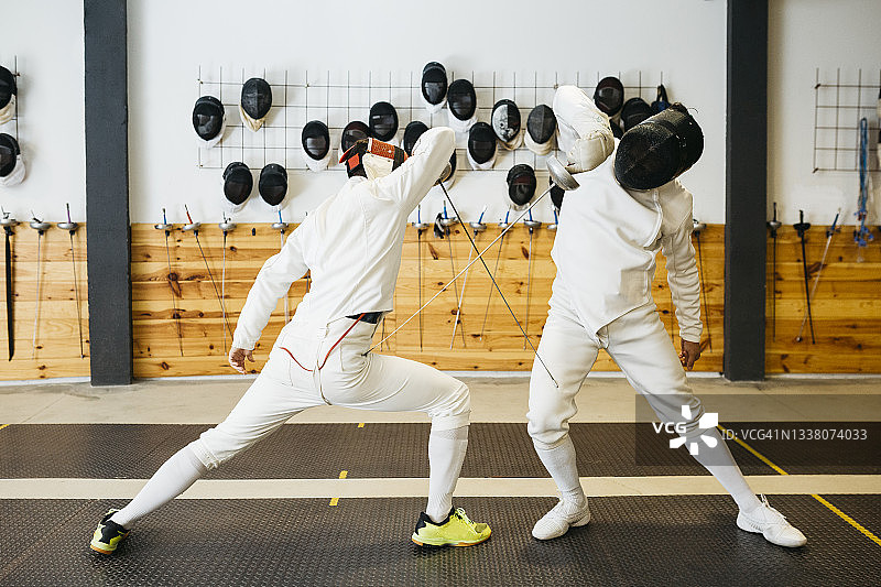 击剑运动员在体育馆训练图片素材