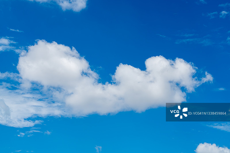 白云和明亮的蓝天为背景图片素材