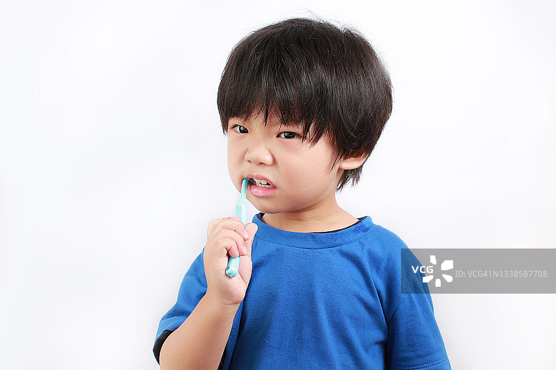 亚洲小男孩刷牙图片素材