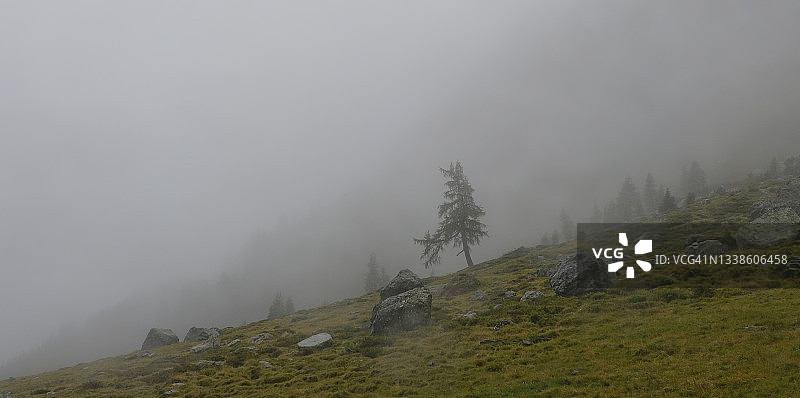 山里的坏天气。雨和雾使方向很难确定。图片素材