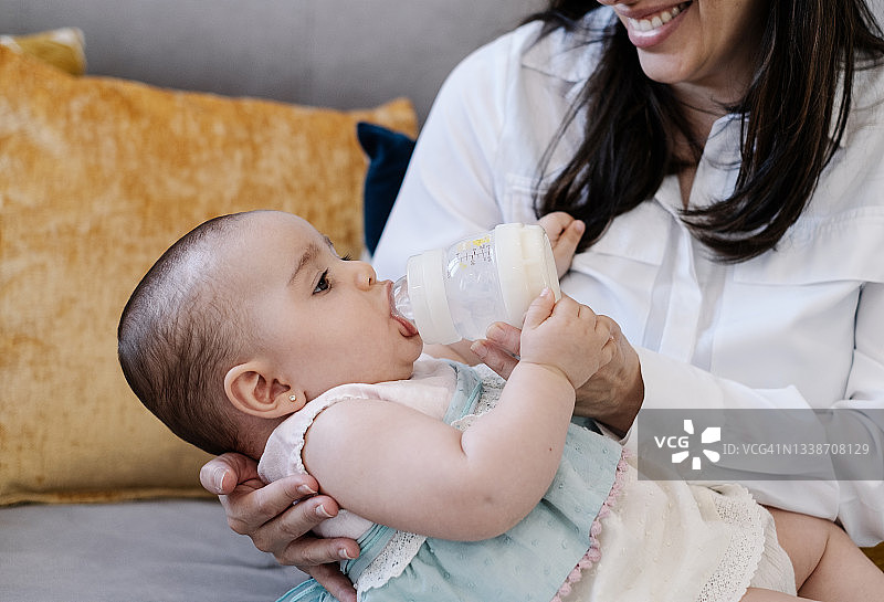 母乳喂养婴儿图片素材