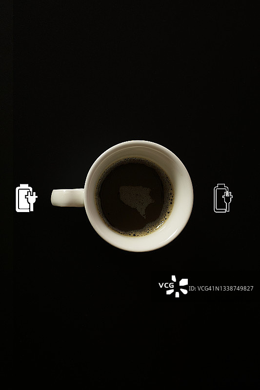 空黑色背景上的咖啡创意概念。图片素材