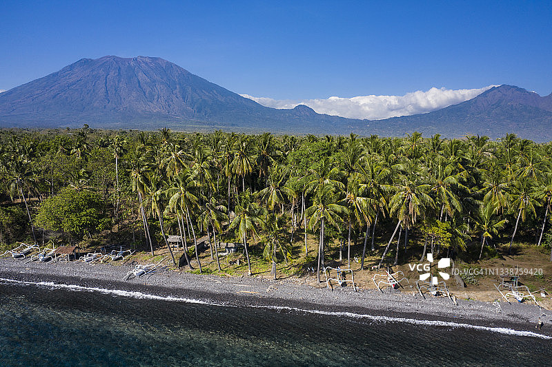 巴厘岛北部海岸线与阿贡火山图片素材
