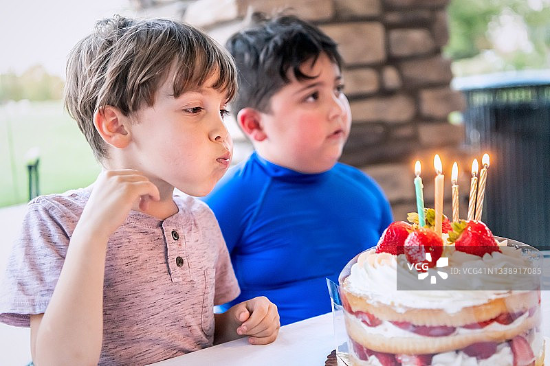 一个小男孩在和朋友庆祝生日图片素材