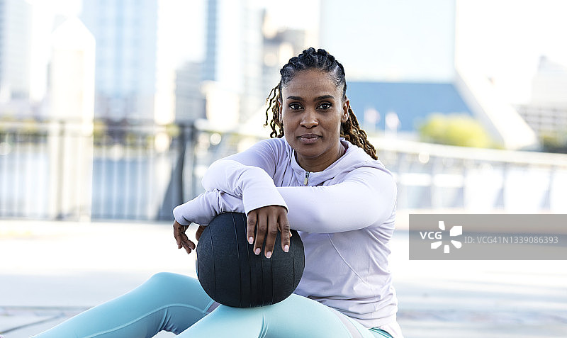 非裔美国女人用实心球锻炼图片素材