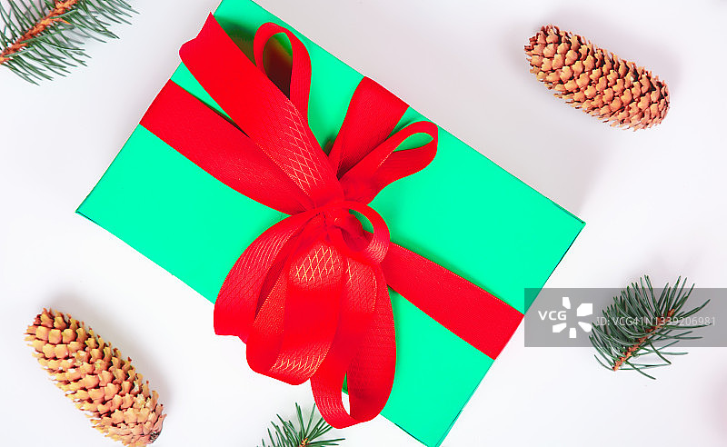 礼品盒和圣诞装饰在彩色背景上，平铺。俯视图图片素材