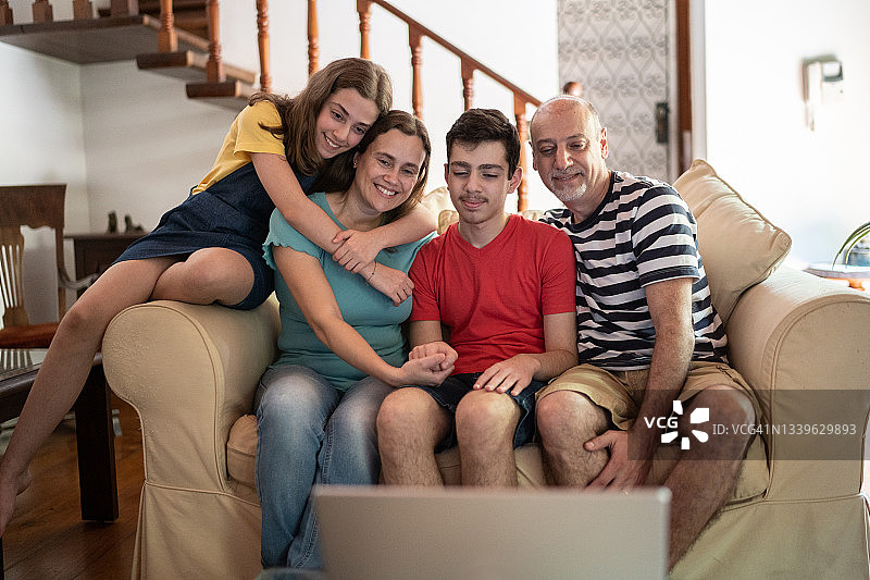 用家里的笔记本电脑和家人视频通话图片素材