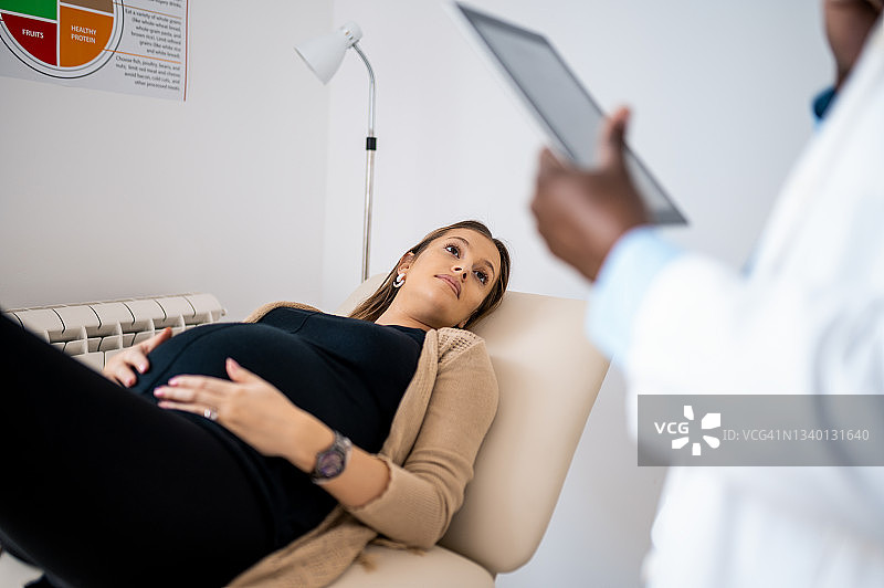孕妇在医生检查时图片素材