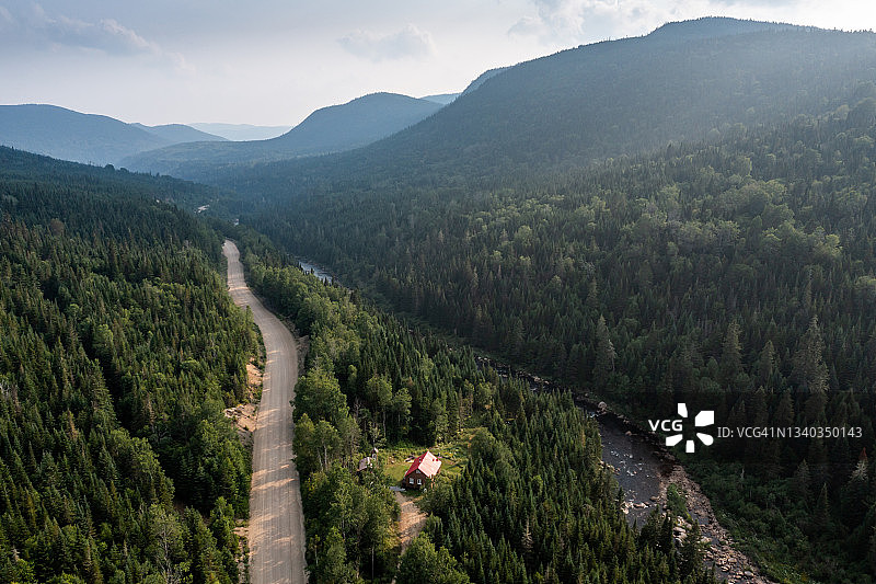 鸟瞰图的北方自然森林，河流和小木屋在夏天，魁北克，加拿大图片素材