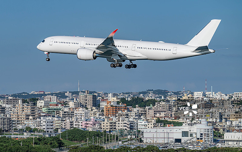 飞机飞过日本那霸市图片素材