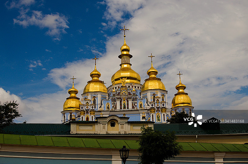 美丽的圣迈克尔金色穹顶修道院(“Mykhailiv'skyj Sobor”)的风景，阳光明媚的蓝天。背景是白云。基督教正统的教堂图片素材