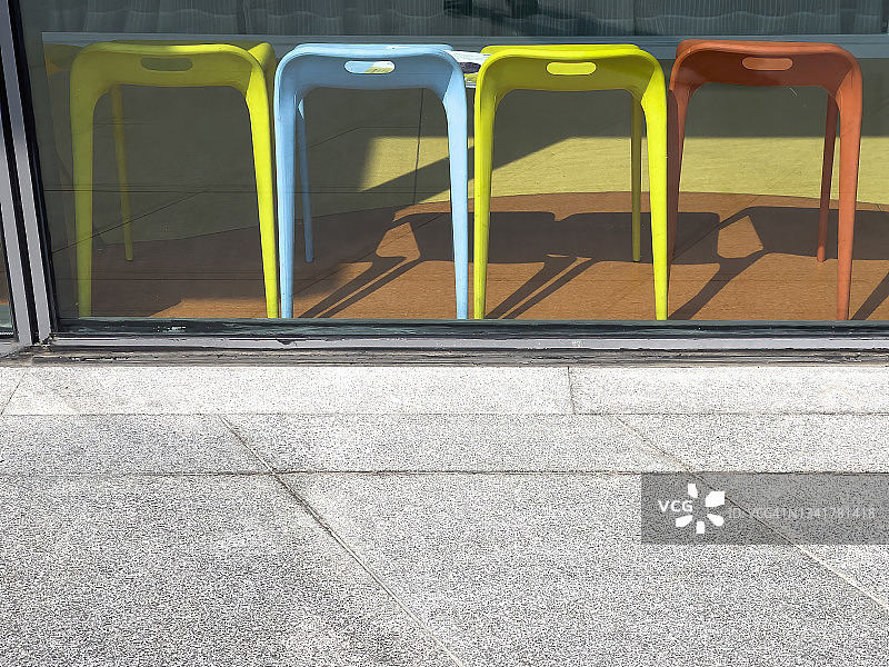 不同颜色的塑料凳子排列整齐图片素材