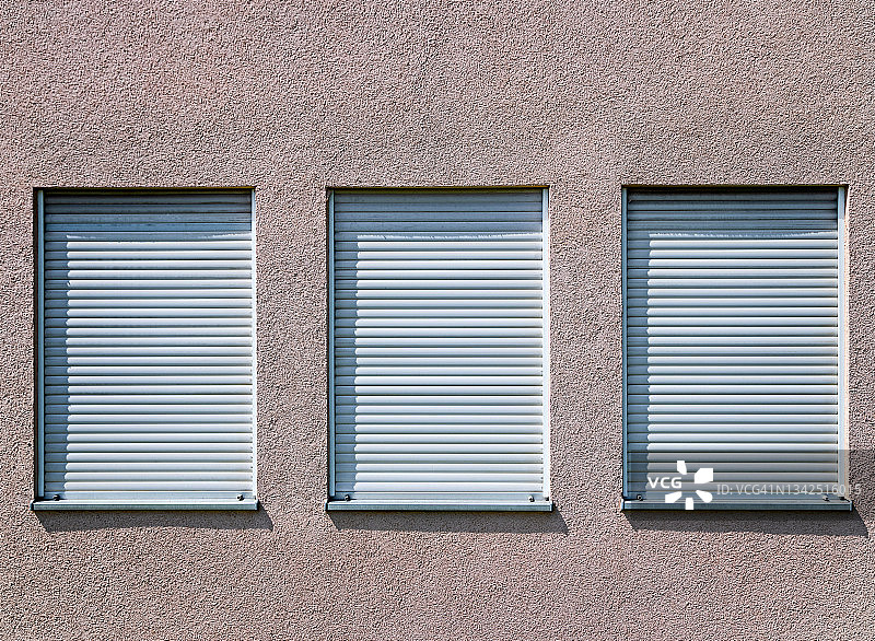 三扇带百叶窗的窗户图片素材