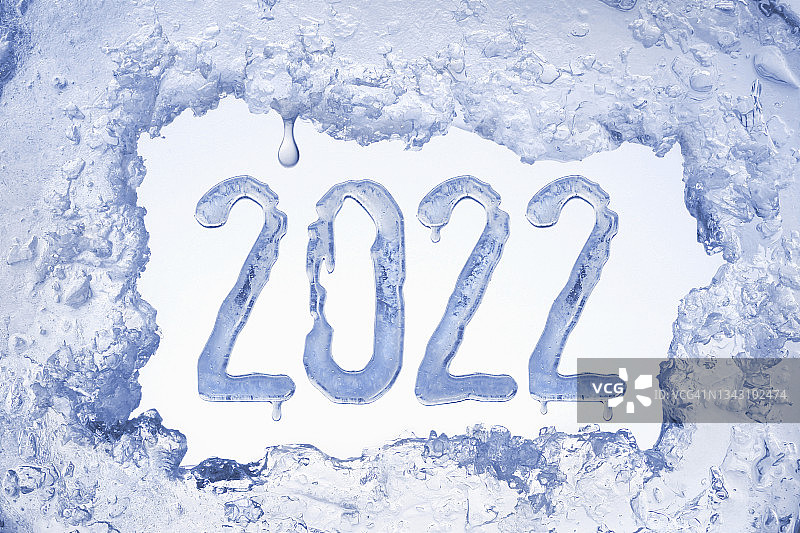 2022年新年快乐，在蓝色冰与水滴框图片素材