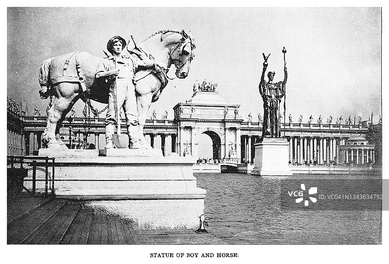 1893年芝加哥哥伦比亚博览会上19世纪芝加哥的旧版画插图-工业雕像(左)和共和国雕像(右)图片素材