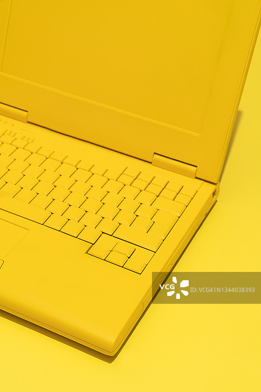 黄色背景上的黄色笔记本电脑图片素材