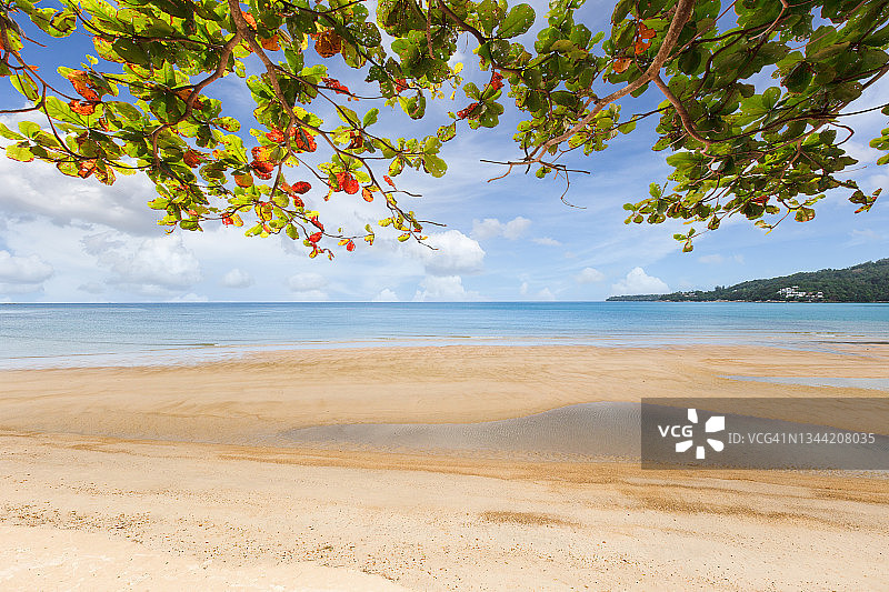 泰国普吉岛巴东海滩，安达曼海和白色沙滩的美丽自然景色图片素材
