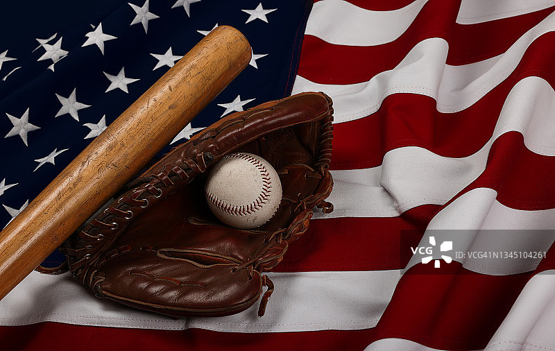 美国国旗上的棒球、球棒和手套图片素材